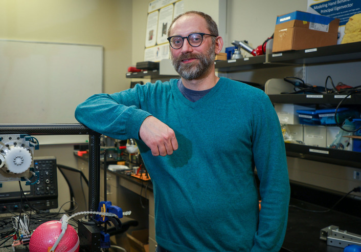 Mechanical engineering professor refines new grasping robotic hand
